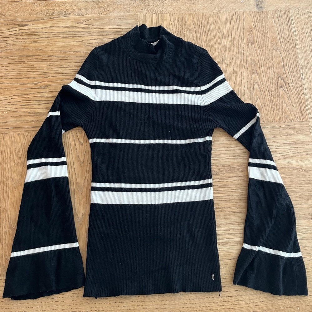The Stockplace Bell Sleeve Sweater size M